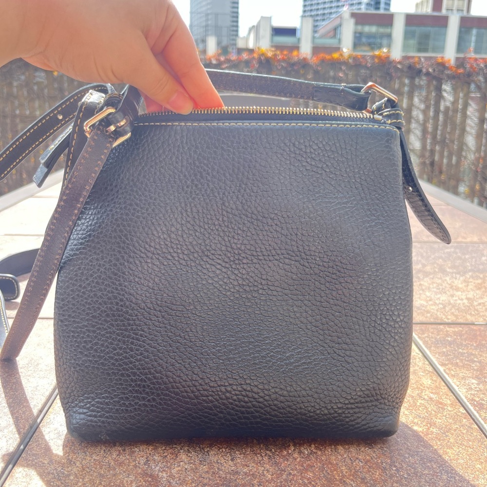 Dooney & Bourke Black GENUINE Leather Dillen Letter Carrier Purse - Picture 4 of 12